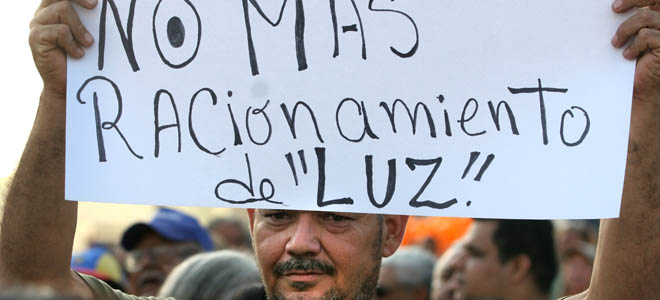 Venezolanos se preparan para cortes de luz y agua más severos ante la amenaza de El Niño