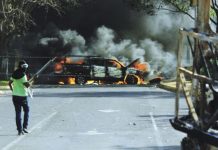 Custodios de la barricada de Los Mangos queman otros dos vehículos de Corpoelec