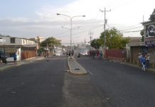Vecinos cerraron vía en Aragua de Barcelona para exigir agua y luz