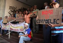 Jubilados protestan para exigir contrato en Corpoelec