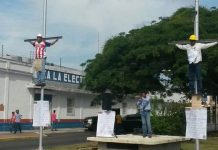 Empleados de Corpoelec se «crucifican» en señal de protesta