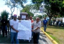 Trabajadores de Corpoelec escenifican con un velorio mora en firma de contrato