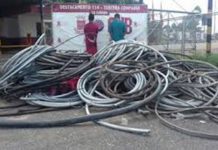 Detienen a cuatro policías por robar cables eléctricos en apagones