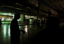 Sin luz, el poco comercio de Venezuela también se apaga