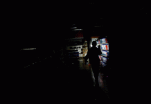 Vecinos reportan de dos a tres apagones por día en zonas de Carabobo