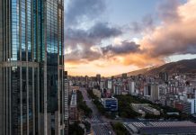 Caracas, cumpleañera sin agua, sin luz y con deficiente transporte público