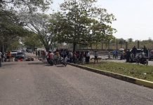 Habitantes de Machiques cierran vía en protesta por racionamiento eléctrico