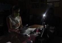 Un país a oscuras: ¿La sombra del chavismo apagó a Venezuela?