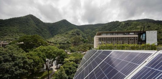 Venezuela está atrasada en cambio a las energías renovables, advierte miembro del IESA